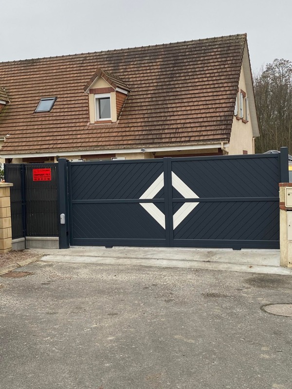 Portails aluminium — réalisation Clôtures Tropardy (portail aluminium motorisé autoportant), réf. 02