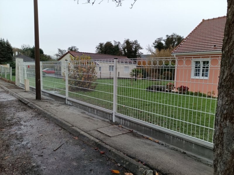 Avec plaques de soubassement — réalisation Clôtures Tropardy (clôture rigide avec plaque de soubassement béton), réf. 05