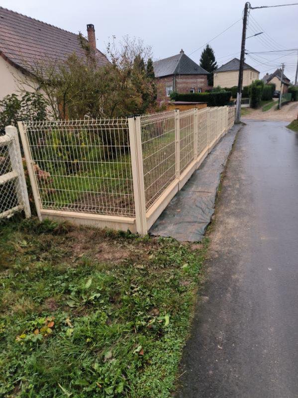 Avec plaques de soubassement — réalisation Clôtures Tropardy (clôture rigide avec plaque de soubassement béton), réf. 06