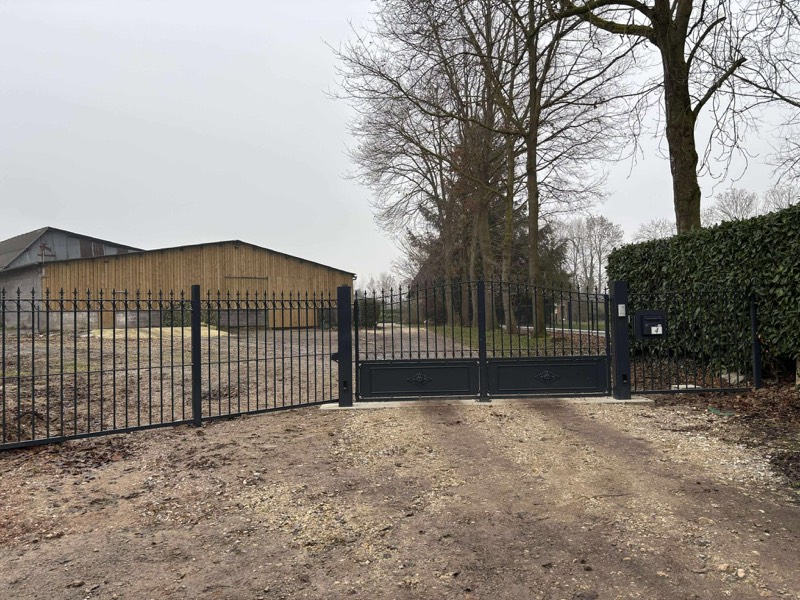 Portails acier — réalisation Clôtures Tropardy (portail acier portillon sur mesure), réf. 03