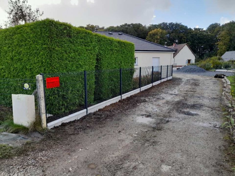 Avec plaques de soubassement — réalisation Clôtures Tropardy (clôture rigide avec plaque de soubassement béton), réf. 03