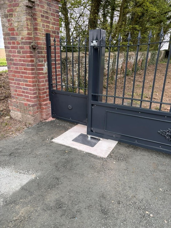 Motorisations & contrôle d'accès — réalisation Clôtures Tropardy (motorisation automatisme contrôle d'accès portail), réf. 03