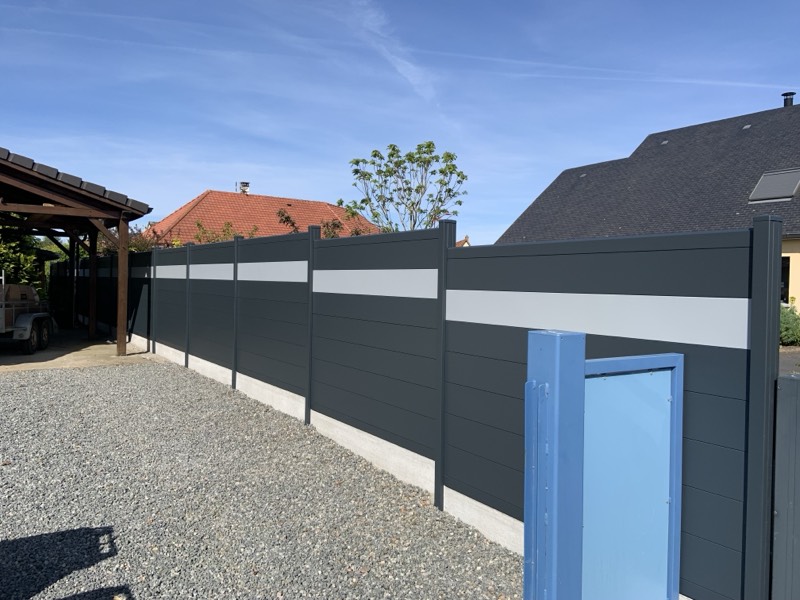 Clôtures acier et aluminium — réalisation Clôtures Tropardy (clôture occultante acier aluminium), réf. 04