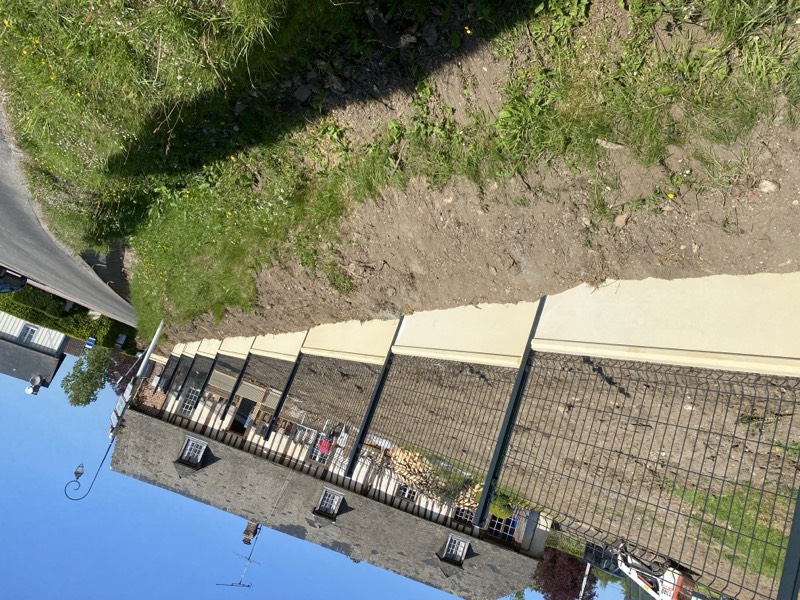 Avec plaques de soubassement — réalisation Clôtures Tropardy (clôture rigide avec plaque de soubassement béton), réf. 07