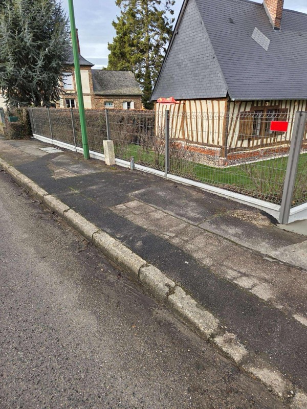 Avec plaques de soubassement — réalisation Clôtures Tropardy (clôture rigide avec plaque de soubassement béton), réf. 09