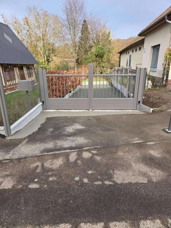 Portails aluminium — réalisation Clôtures Tropardy (portail aluminium motorisé autoportant), réf. 10